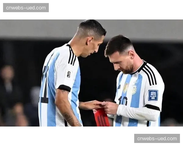 梅西替补席凝视美洲杯奖杯，赛后与迪马利亚相拥