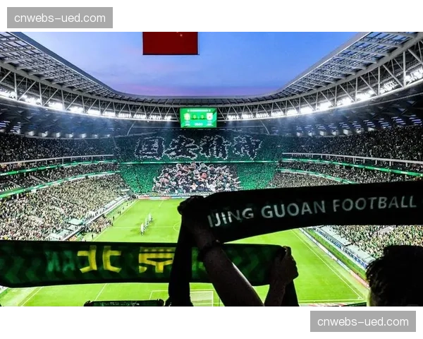 斯特拉斯堡球迷在北看台展开巨型TIFO，图案为俱乐部历史上的传奇边锋