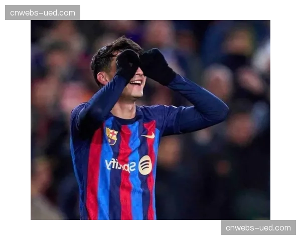 特写:在巴萨训练基地开放日,与患病儿童共度下午的佩德里 特写:在巴萨训练基地开放日,与患病儿童共度下午的佩德里