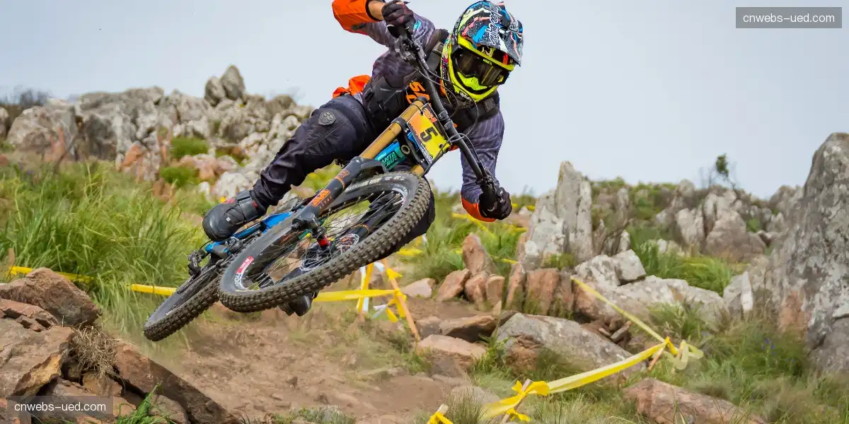 🚀 带伤作战坚持完赛,体育精神光芒万丈,速度感穿透屏幕!🩹